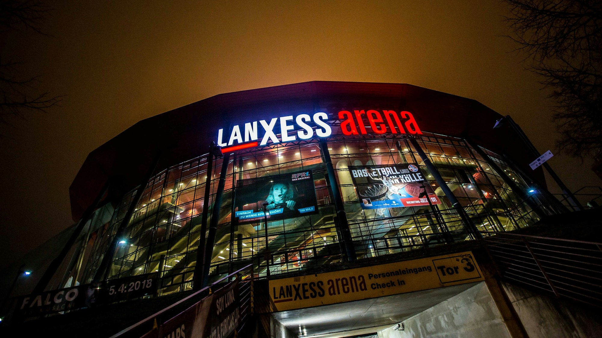 Lanxess-Arena mit Schein im Nebel bei Nacht