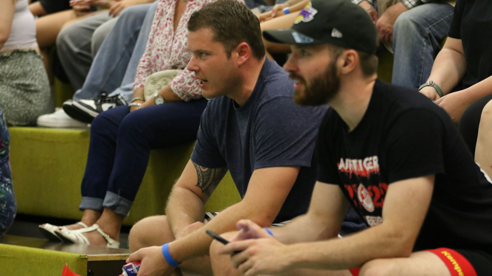 Zwei Spieler des TV Palmersheim sind zum Zuschauen verdammt.