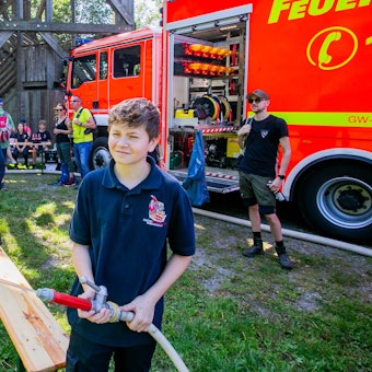 Mitglieder der Jugendfeuer Bergneustadt spritzen mit Wasser