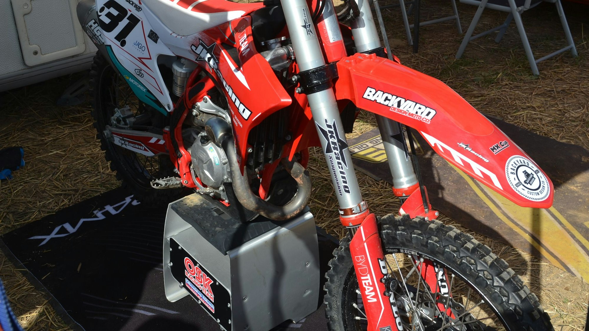 Ein Elektromotorrad wird über eine Ladestation aufgeladen.