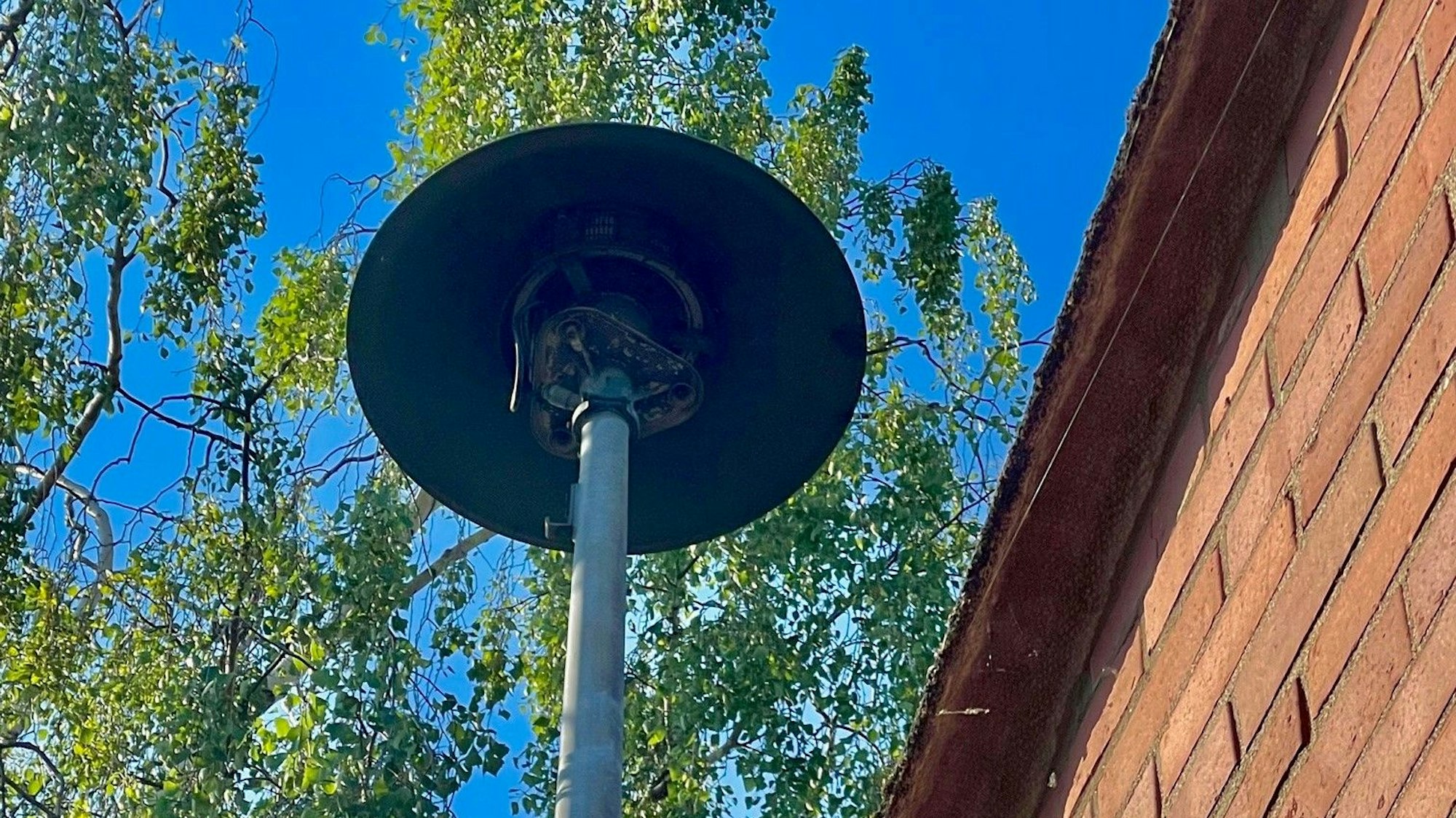 Das Bild zeigt eine Warnsirene am Feuerwehrgerätehaus in Erftstadt-Erp.