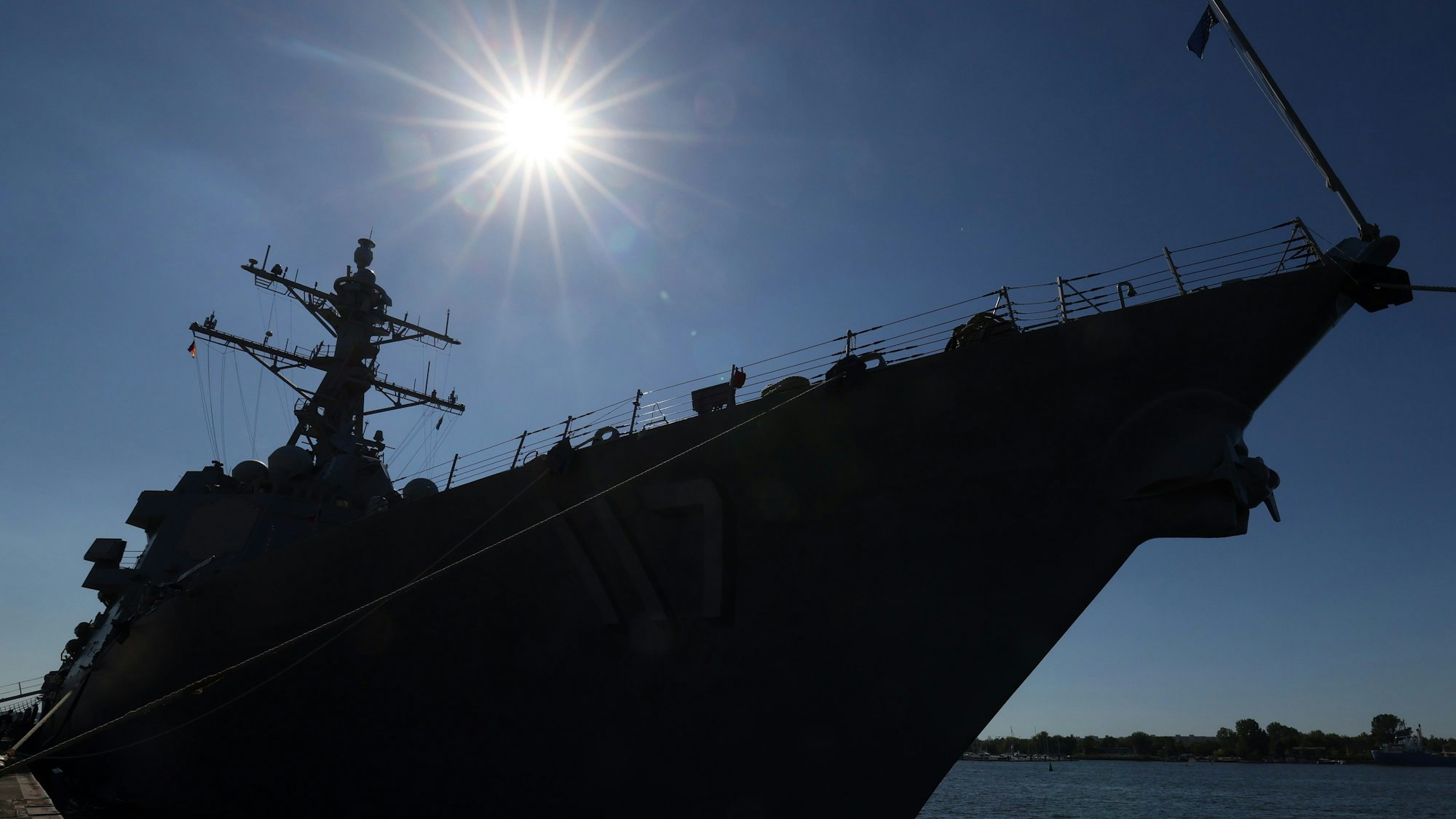 dpatopbilder - 06.09.2023, Mecklenburg-Vorpommern, Rostock: Der amerikanische Zerstörer USS Paul Ignatius hat im Überseehafen Rostock festgemacht, um Proviant und Treibstoff aufzunehmen. Das Schiff wurde 2019 in Dienst gestellt und hat seit Mitte 2022 seinen Heimathafen in der Marinebasis Rota in Spanien. Amerikanische Zerstörer sind regelmäßig in der Ostsee unterwegs. Foto: Bernd Wüstneck/dpa +++ dpa-Bildfunk +++