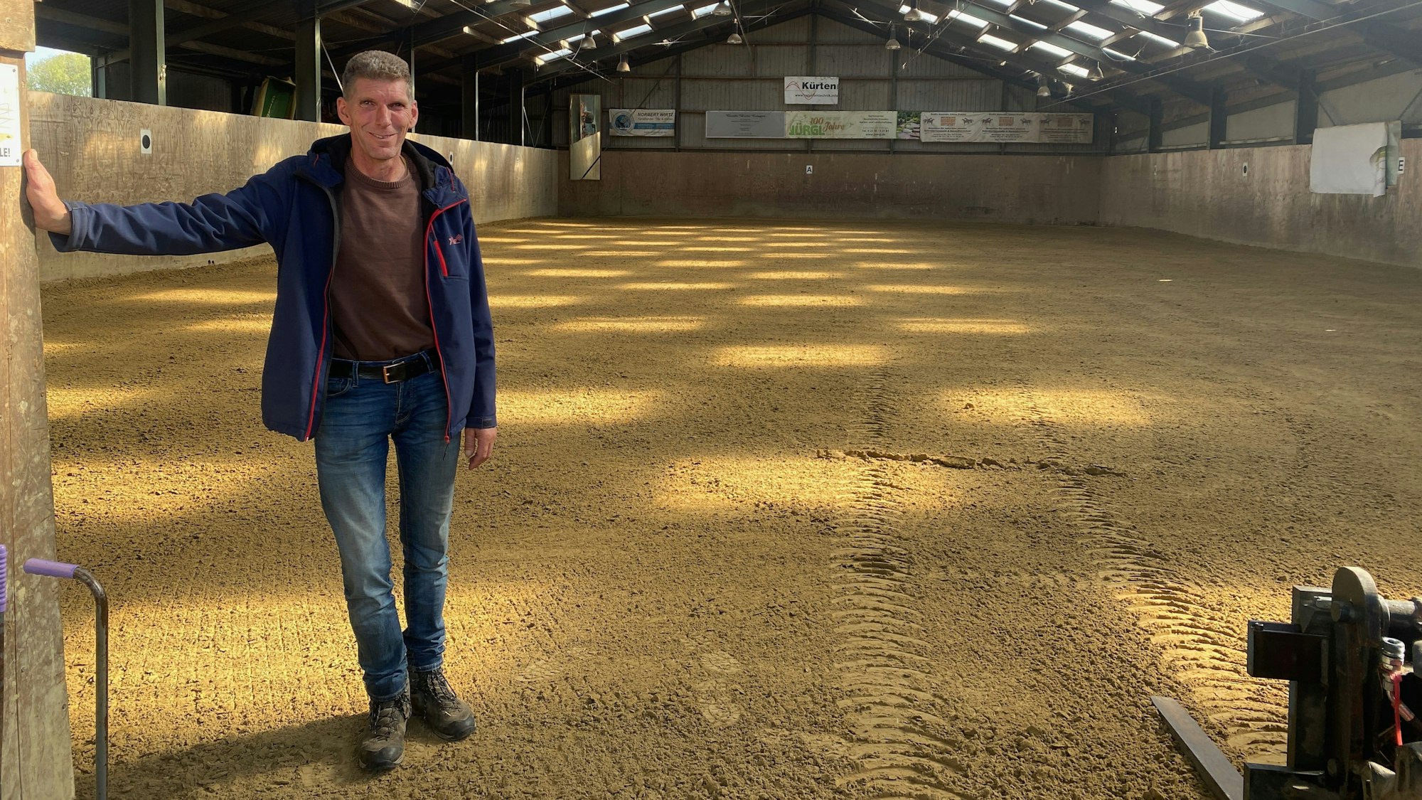 Bernd Lorbach in seiner Reithalle