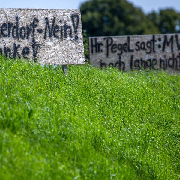 Upahl: Ein Protestschild steht an der Ortsdurchfahrt.