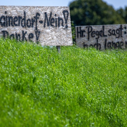 Upahl: Ein Protestschild steht an der Ortsdurchfahrt.