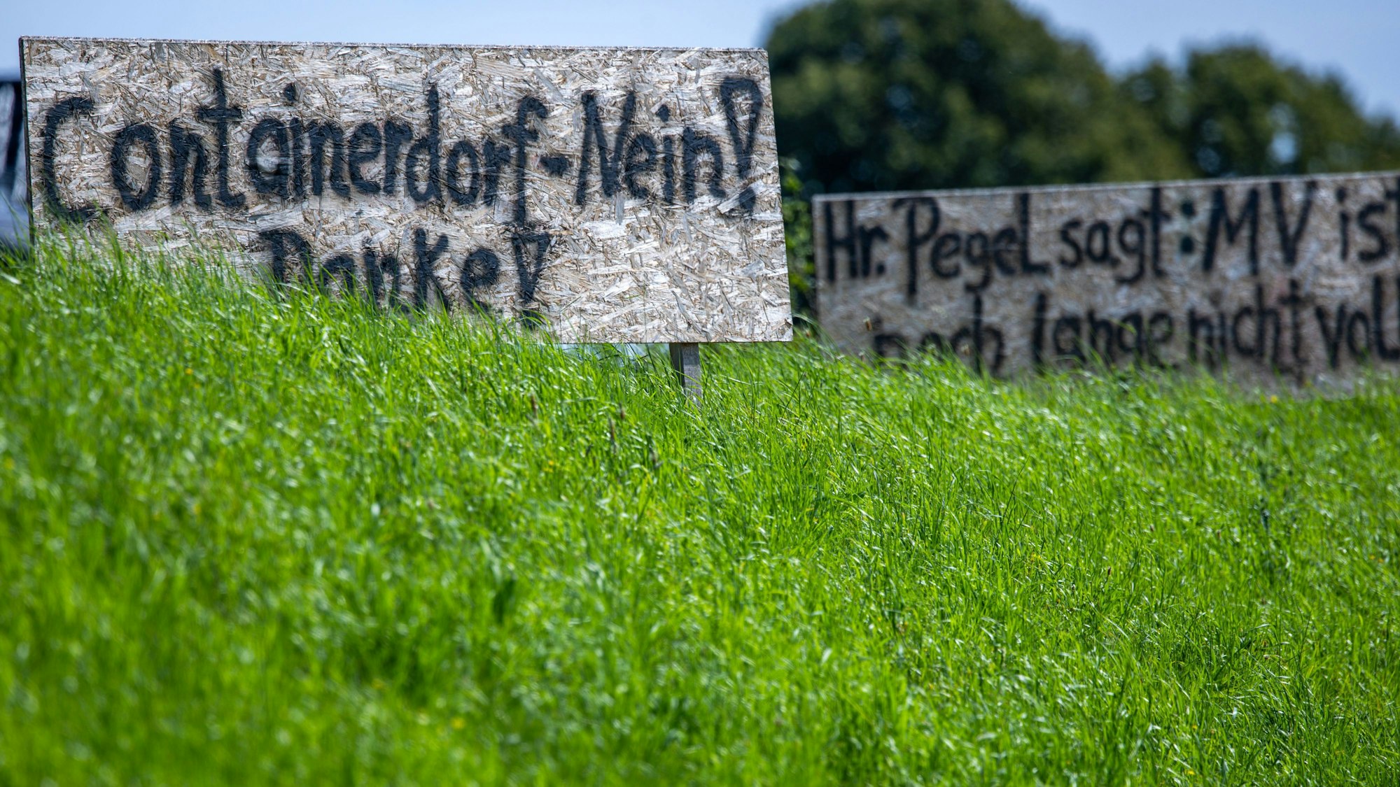 Upahl: Ein Protestschild steht an der Ortsdurchfahrt.