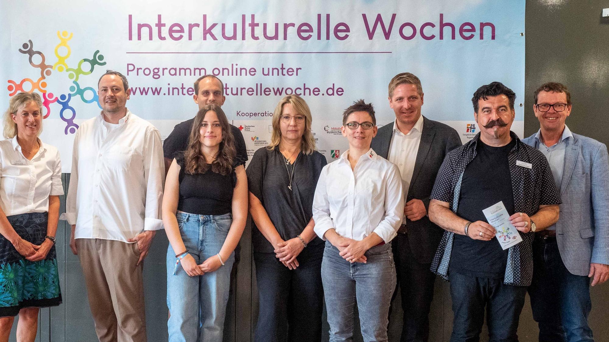 Das Bild zeigt die Kooperationspartner und Organisatoren der Interkulturellen Wochen im Kreis Euskirchen.