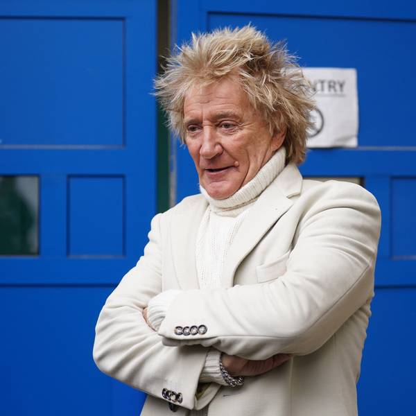 Sir Rod Stewart, Sänger aus Großbritannien, steht vor einer blauen Tür.