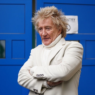 Sir Rod Stewart, Sänger aus Großbritannien, steht vor einer blauen Tür.