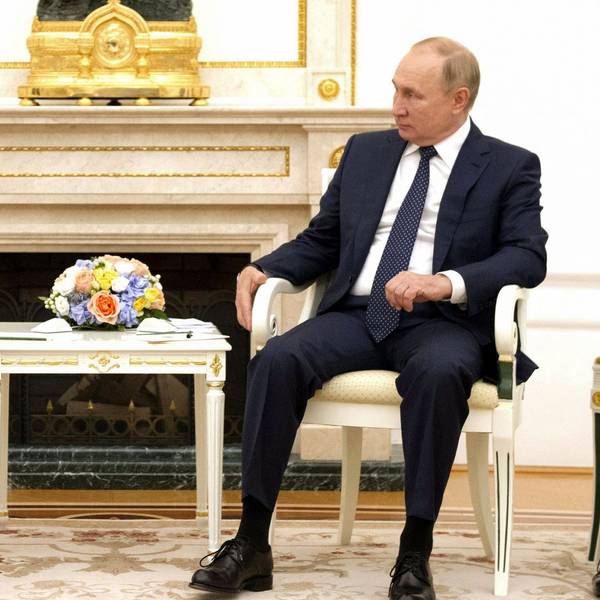 Ein vom Kreml am 14.09.2021 zur Verfügung gestelltes Bild zeigt Wladimir Putin (r), Präsident von Russland, bei einem Treffen mit Baschar al-Assad, Präsident von Syrien, im Kreml.