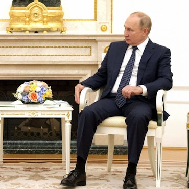 Ein vom Kreml am 14.09.2021 zur Verfügung gestelltes Bild zeigt Wladimir Putin (r), Präsident von Russland, bei einem Treffen mit Baschar al-Assad, Präsident von Syrien, im Kreml.