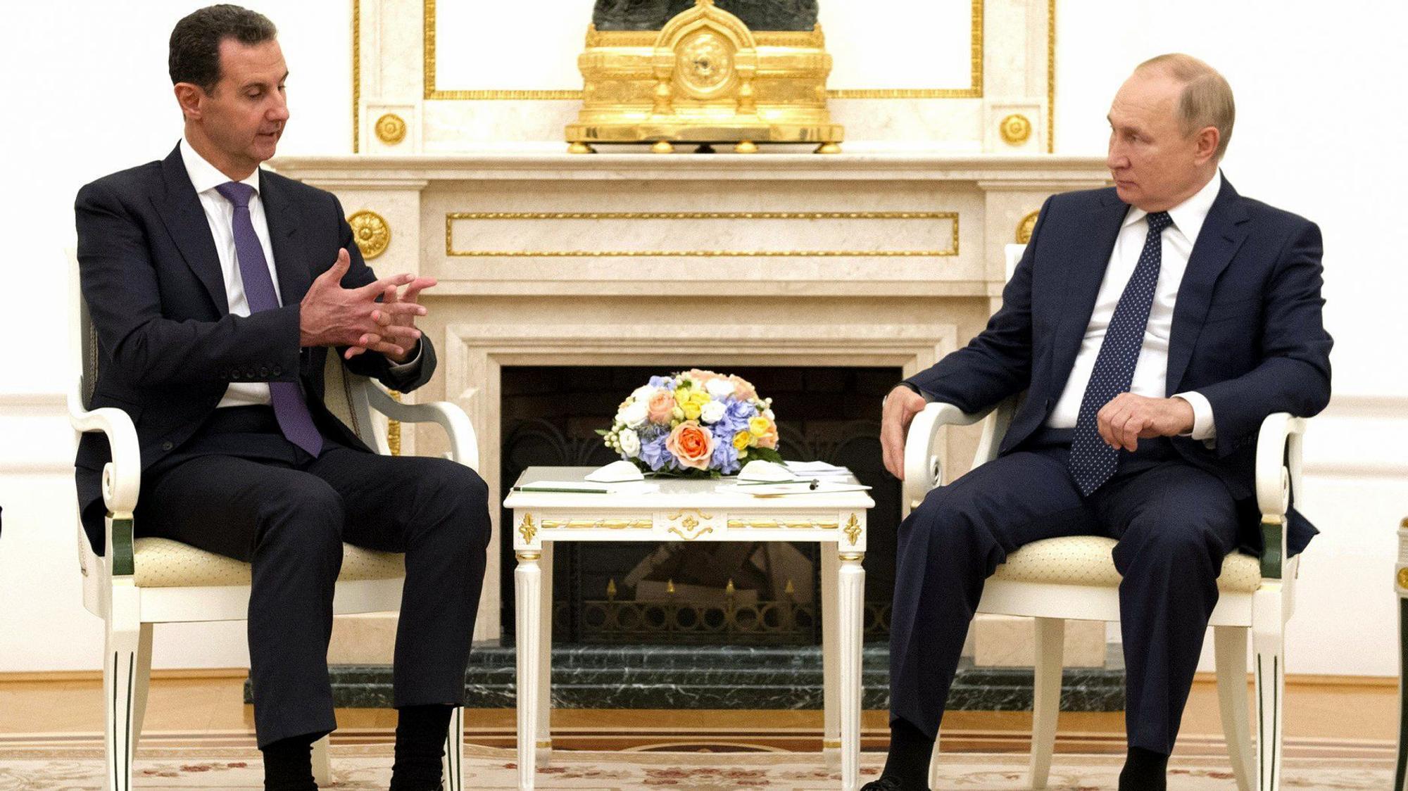 Ein vom Kreml am 14.09.2021 zur Verfügung gestelltes Bild zeigt Wladimir Putin (r), Präsident von Russland, bei einem Treffen mit Baschar al-Assad, Präsident von Syrien, im Kreml.