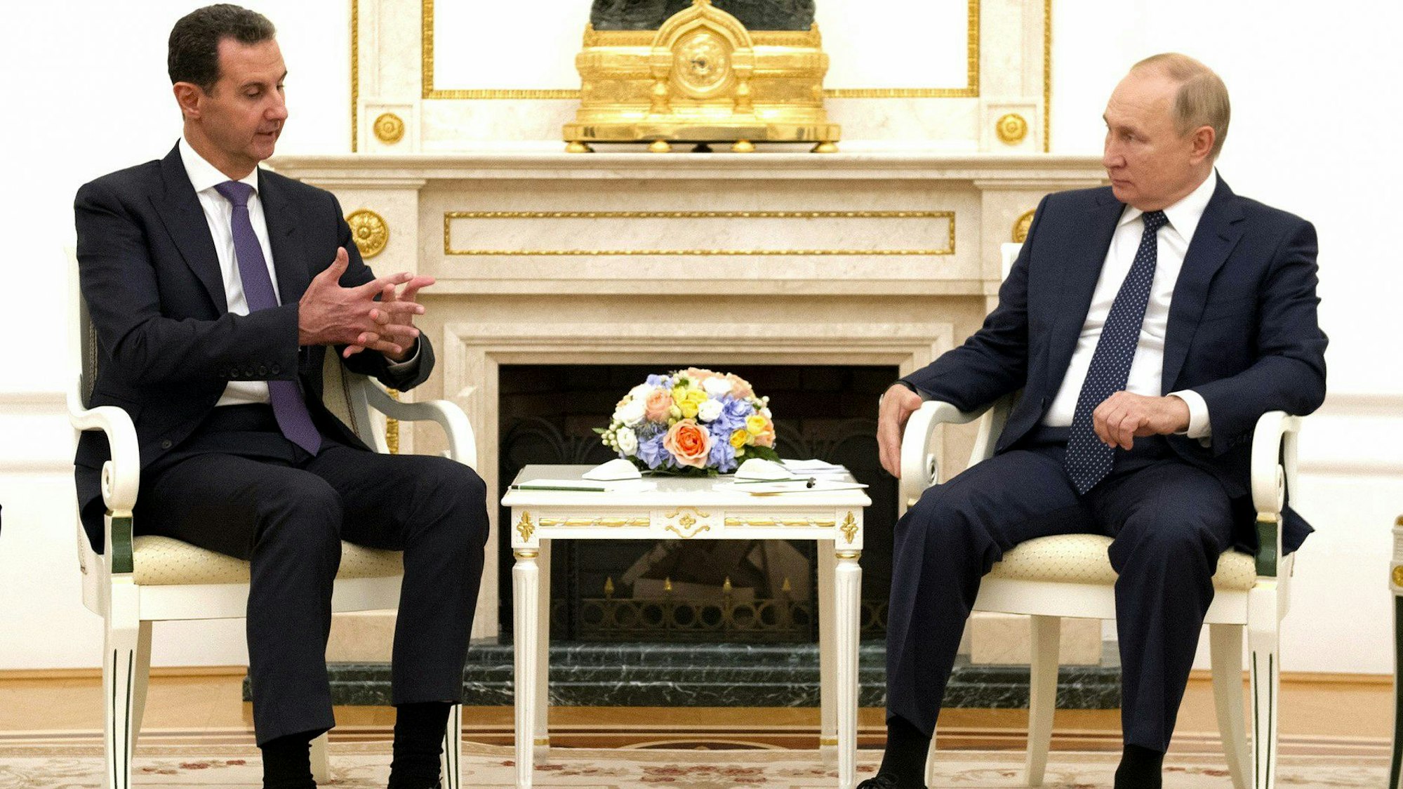 Ein vom Kreml am 14.09.2021 zur Verfügung gestelltes Bild zeigt Wladimir Putin (r), Präsident von Russland, bei einem Treffen mit Baschar al-Assad, Präsident von Syrien, im Kreml.