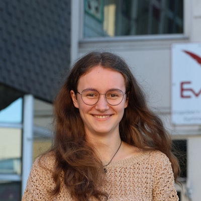Luise Zeppenfeld auf dem Schulhof vor dem städtischen EvB-Gymnasium Wipperfürth.