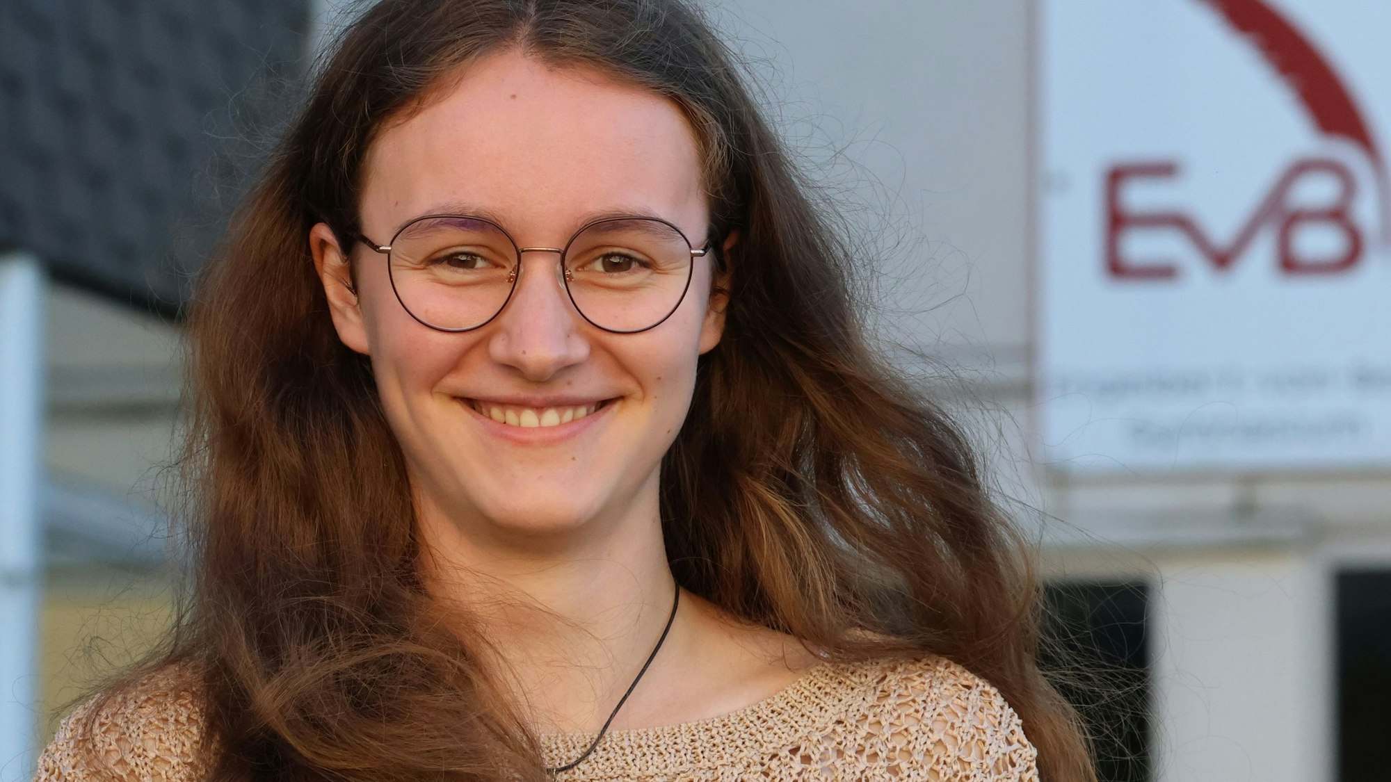 Luise Zeppenfeld auf dem Schulhof vor dem städtischen EvB-Gymnasium Wipperfürth.