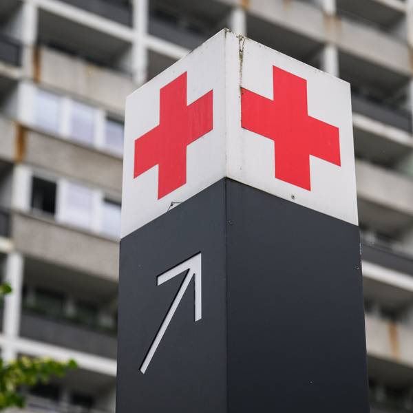 Ein Schild mit einem roten Kreuz weist den Weg zur Notaufnahme (Symbolbild)