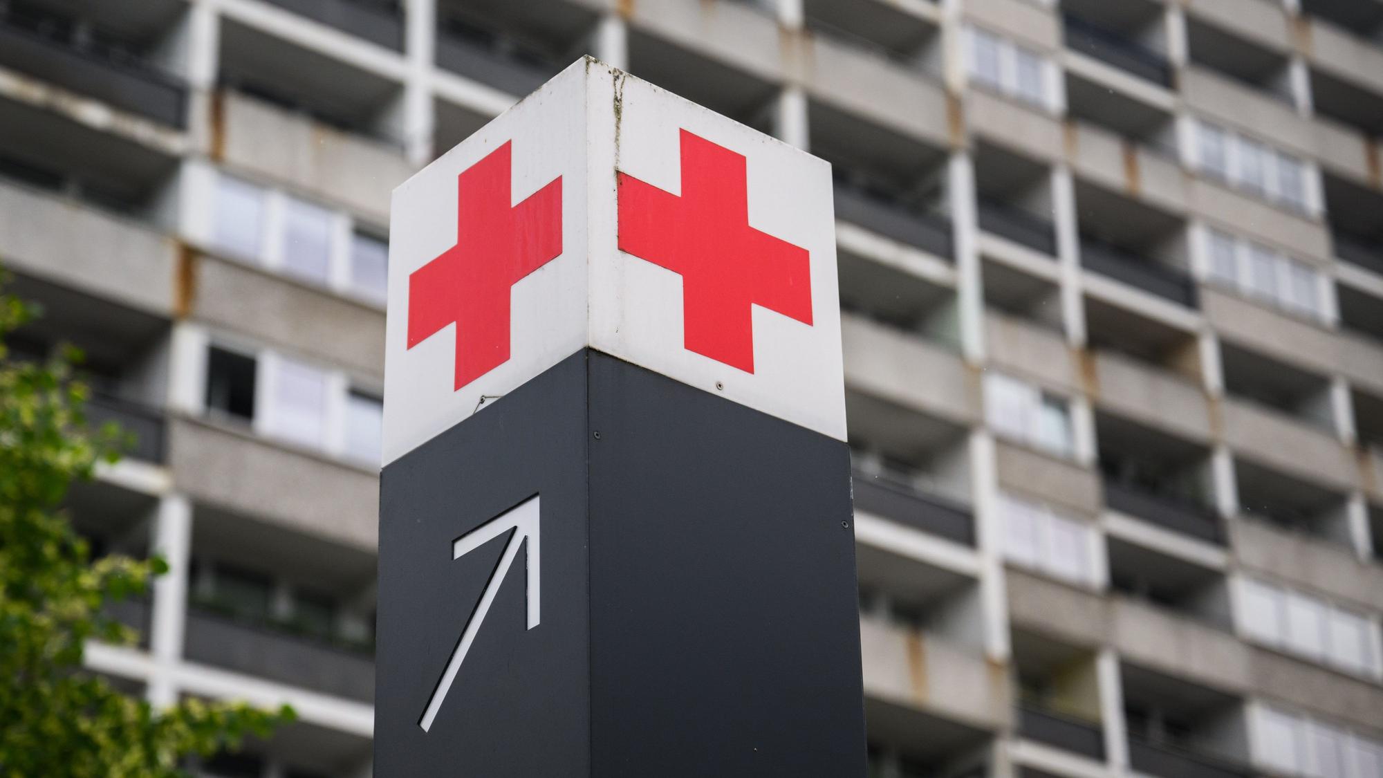 Ein Schild mit einem roten Kreuz weist den Weg zur Notaufnahme (Symbolbild)
