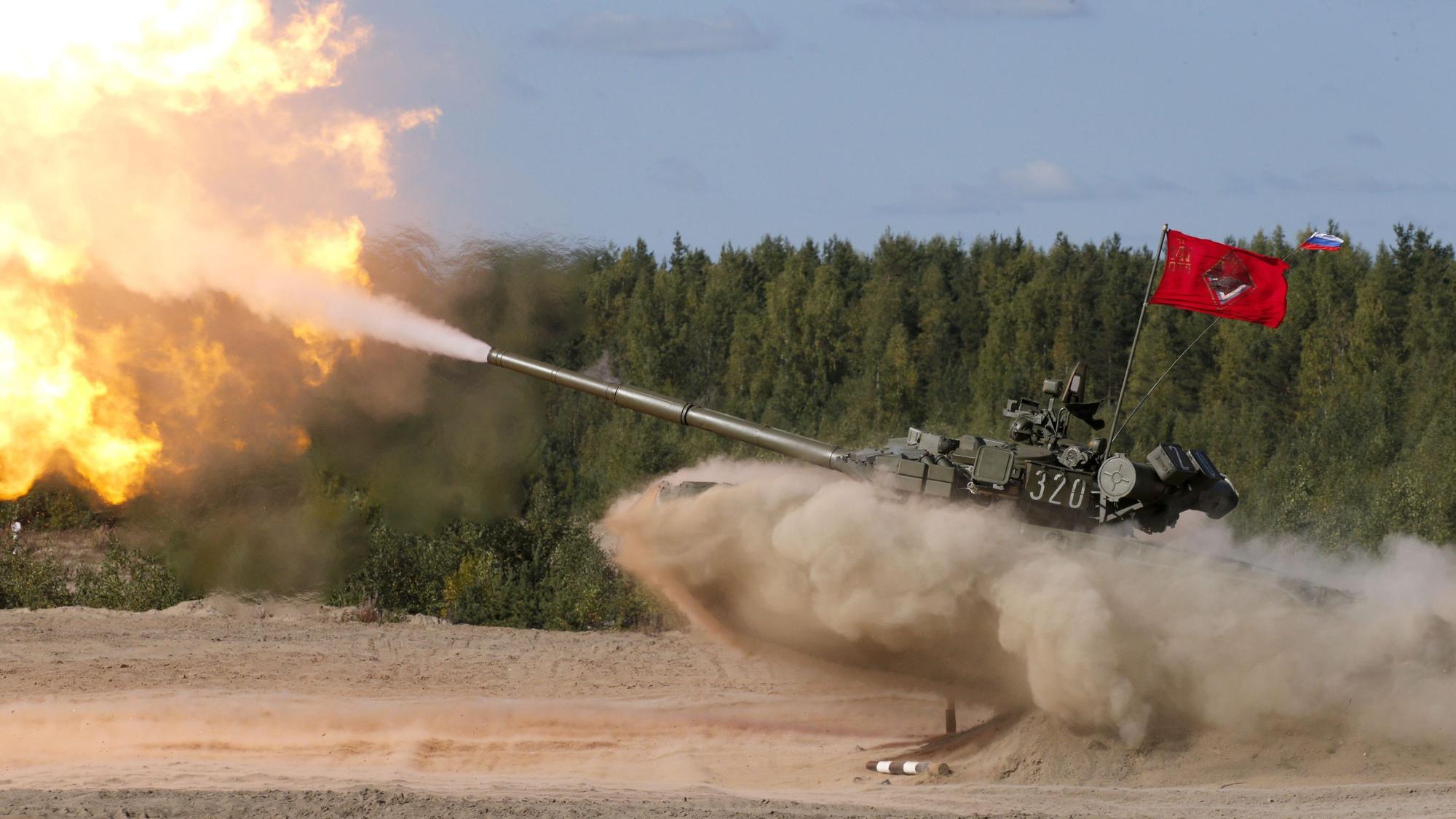 Ein russischer Panzer des Modells T-80 feuert während einer Truppenübung in Sankt Petersburg (Symbolbild).