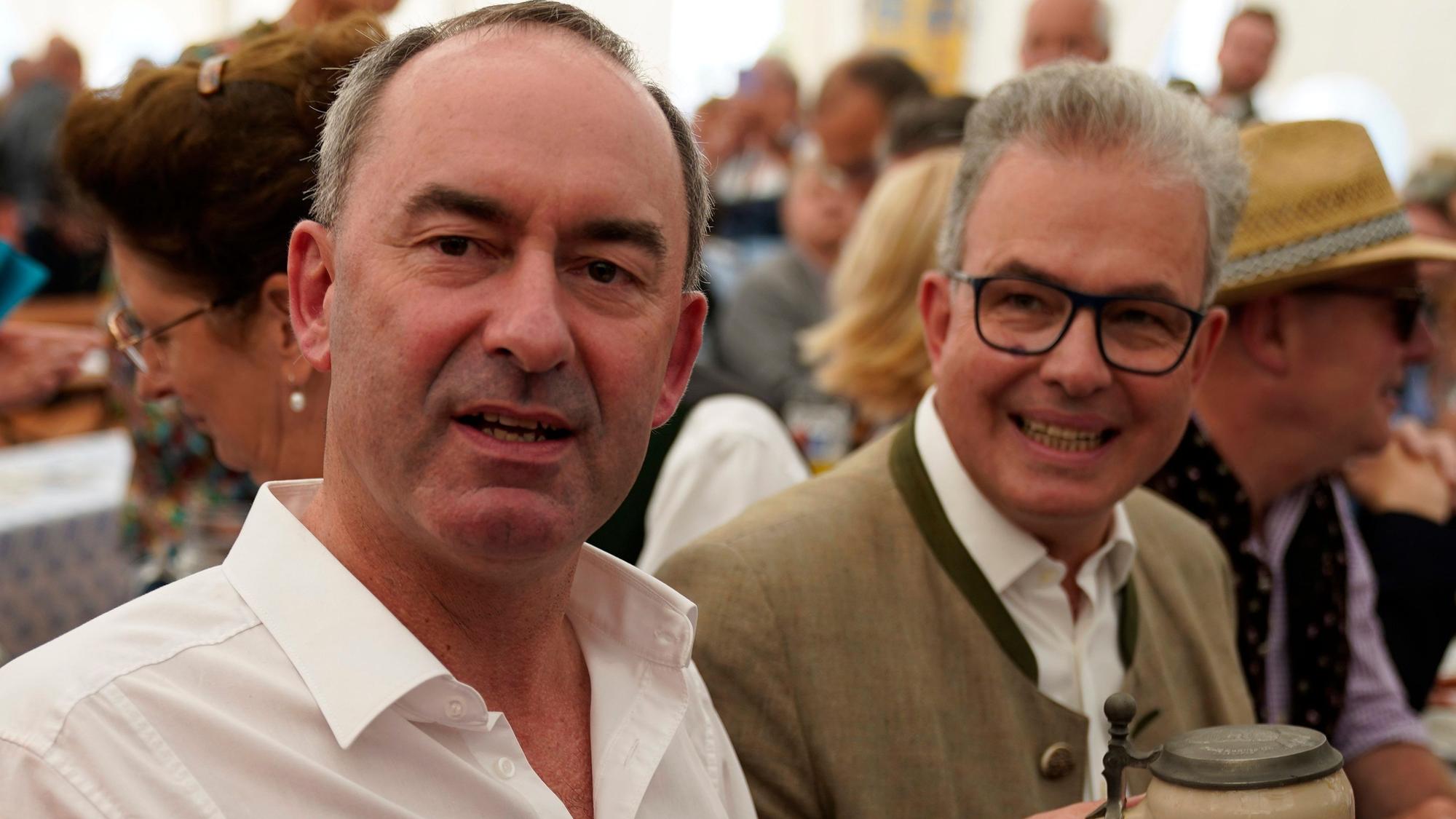 Hubert Aiwanger (L), Bundesvorsitzender der Freien Wähler, stellvertretender Ministerpräsident von Bayern und bayerischer Staatsminister für Wirtschaft, Landentwicklung und Energie, prostet beim Volksfest in Keferloh bei München mit dem Fraktionsvorsitzenden der Freien Wähler Florian Streibl. Bei Anne Will ging es unter anderem um die Bierzelt-Rhetorik Aiwangers. (Archivbild)