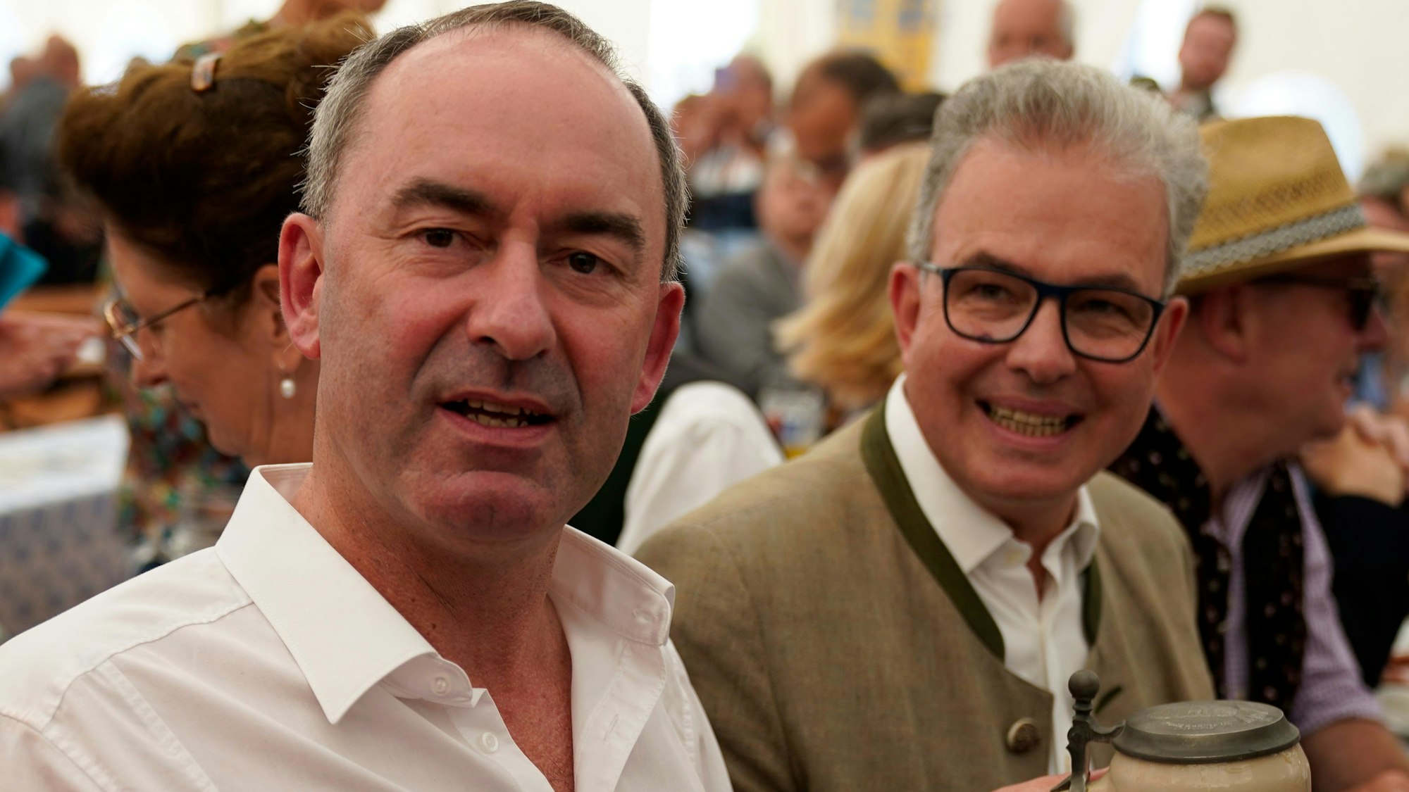 Hubert Aiwanger (L), Bundesvorsitzender der Freien Wähler, stellvertretender Ministerpräsident von Bayern und bayerischer Staatsminister für Wirtschaft, Landentwicklung und Energie, prostet beim Volksfest in Keferloh bei München mit dem Fraktionsvorsitzenden der Freien Wähler Florian Streibl. Bei Anne Will ging es unter anderem um die Bierzelt-Rhetorik Aiwangers. (Archivbild)