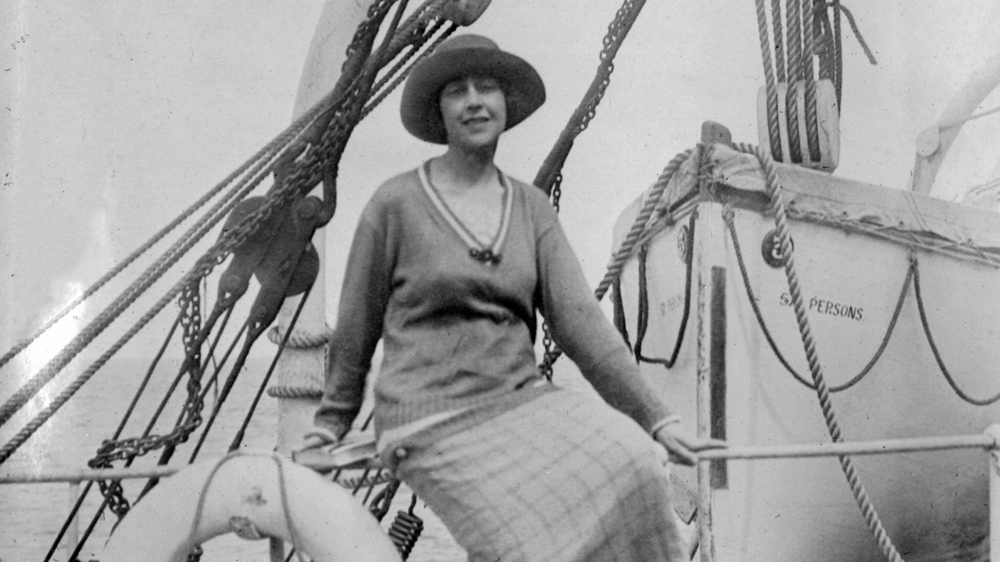 Agatha Christie sitzt auf einer Reling