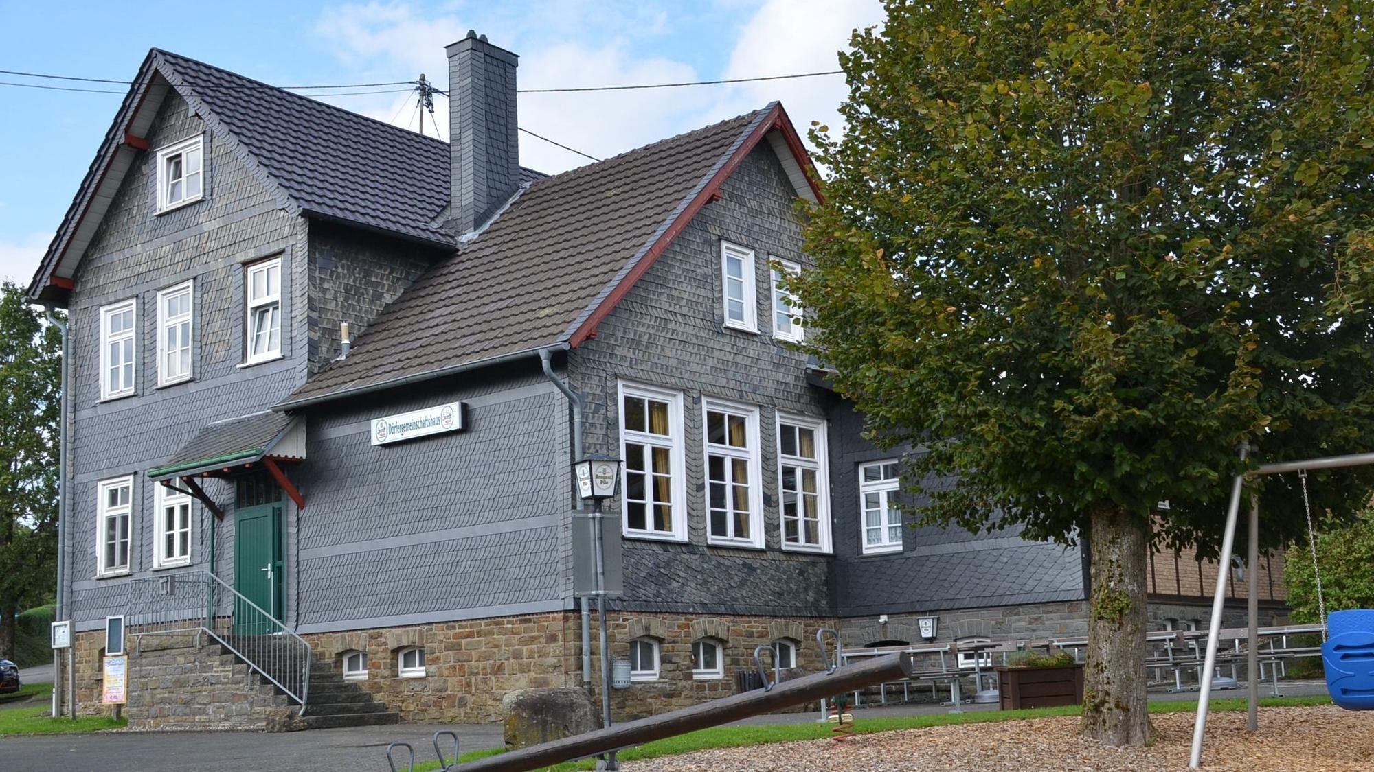 Das Dörfergemeinschaftshaus in Morsbach-Wallerhausen soll künftig wieder mehr genutzt werden. Ein Pizza-Ofen, ein inklusiver Spielplatz und eine Schutzhütte gehören ebenso zum Gelände.