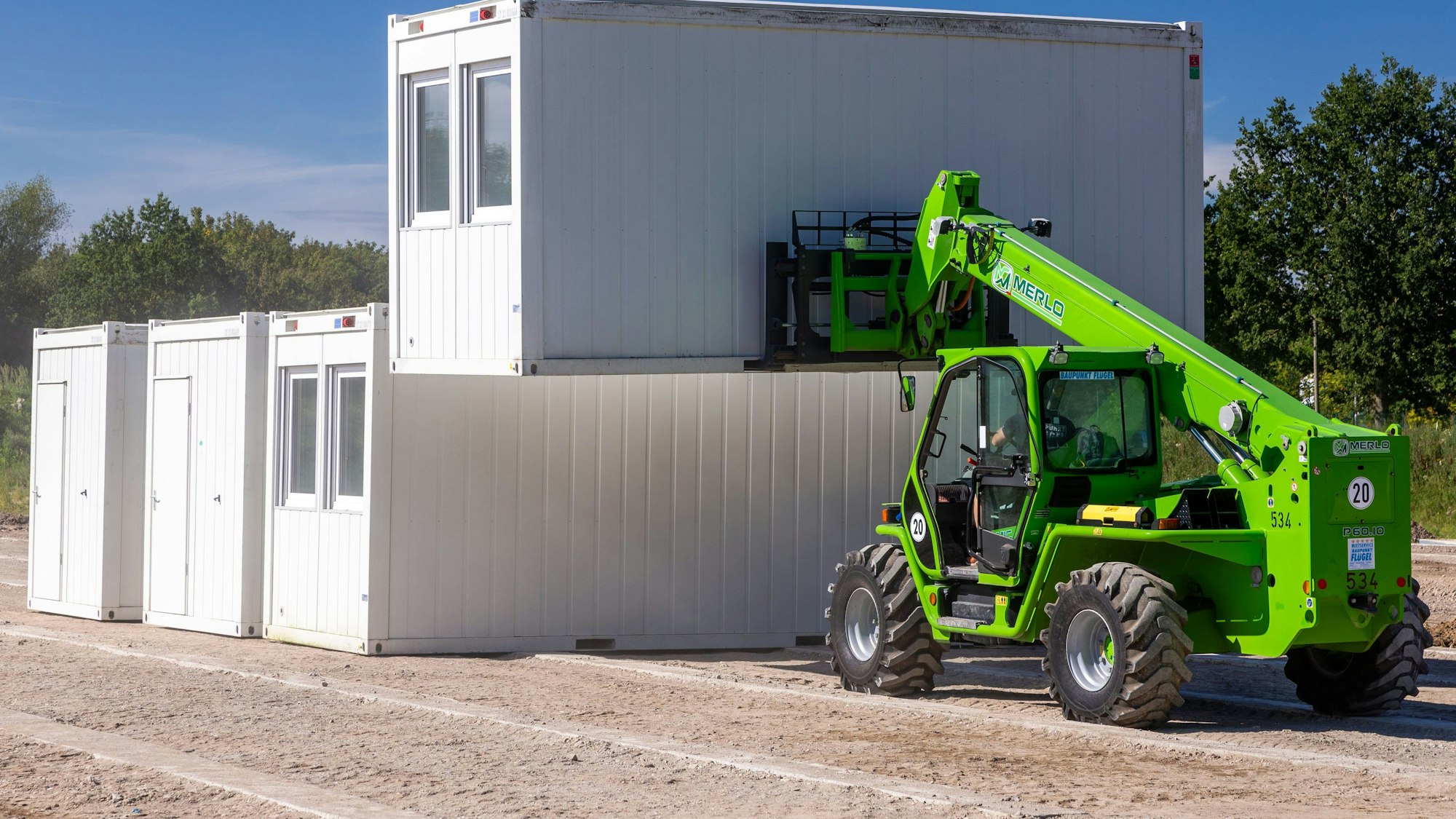 Die ersten Container für die umstrittene Asylbewerber-Unterkunft im 500-Einwohner-Dorf Upahl werden angeliefert.