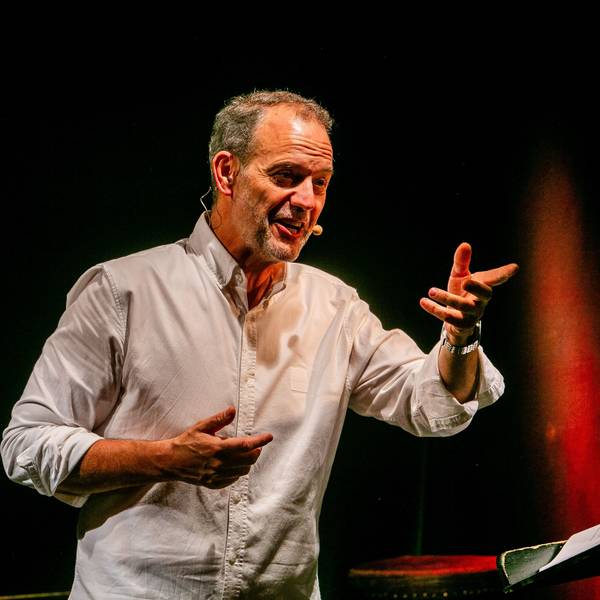 Der Kabarettist René Steinberg bei seinem Auftritt in Bergneustadt.