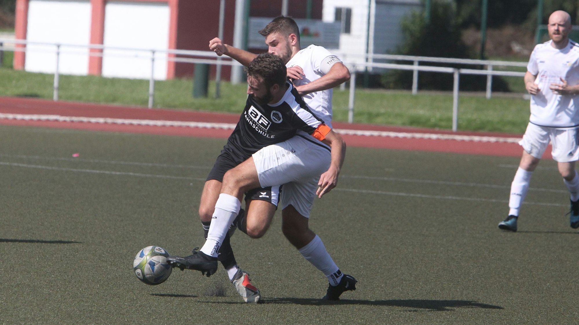 Umkämpftes Stadtduell: Jonas Gerhold (links) vom 1. FC Niederkassel II und TuS-Akteur Fabian Beck.