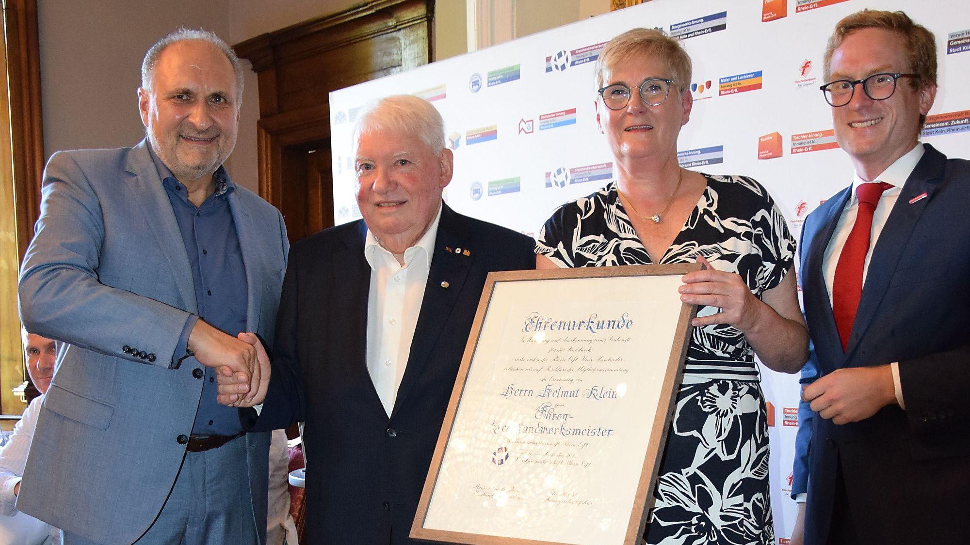 Das Foto zeigt den langjährigen Kreishandwerksmeister Helmut Klein. Hans Peter Wollseifer, Präsident der Handwerkskammer zu Köln, Kreishandwerksmeisterin Martina Engels-Bremer und Peter Ropertz, Hauptgeschäftsführer der Kreishandwerkerschaft Rhein-Erft, gratulieren dem 77-Jährigen.
