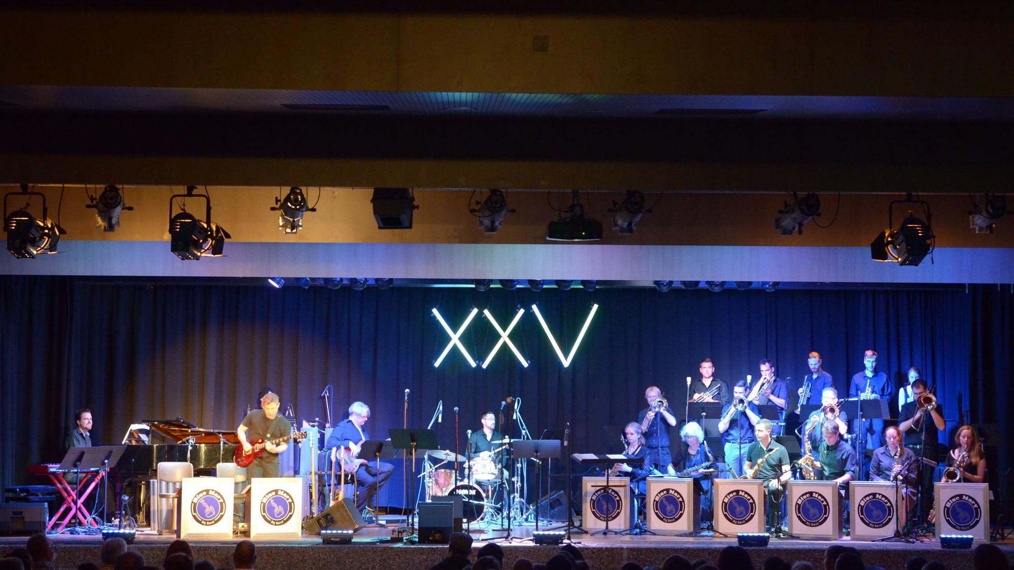 Die Blue Mary Big Band der Marienschule Euskirchen spielt auf der Bühne der Schulaula.