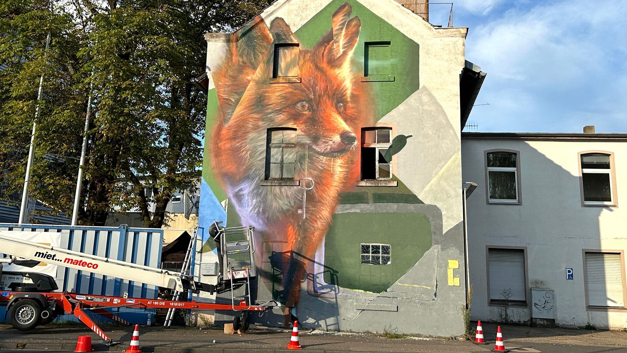 Auf der Schmalseite eines alten Hauses prangt ein Fuchs.