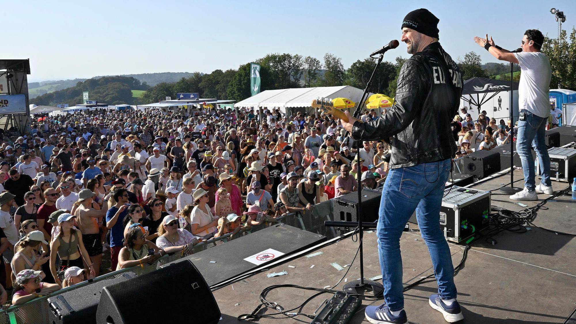 Die Band Eldorado steht auf der Bühne und spielt vor 5000 Besuchern auf dem Freiluft-Festival-Gelände in Odenthal-Eikamp.