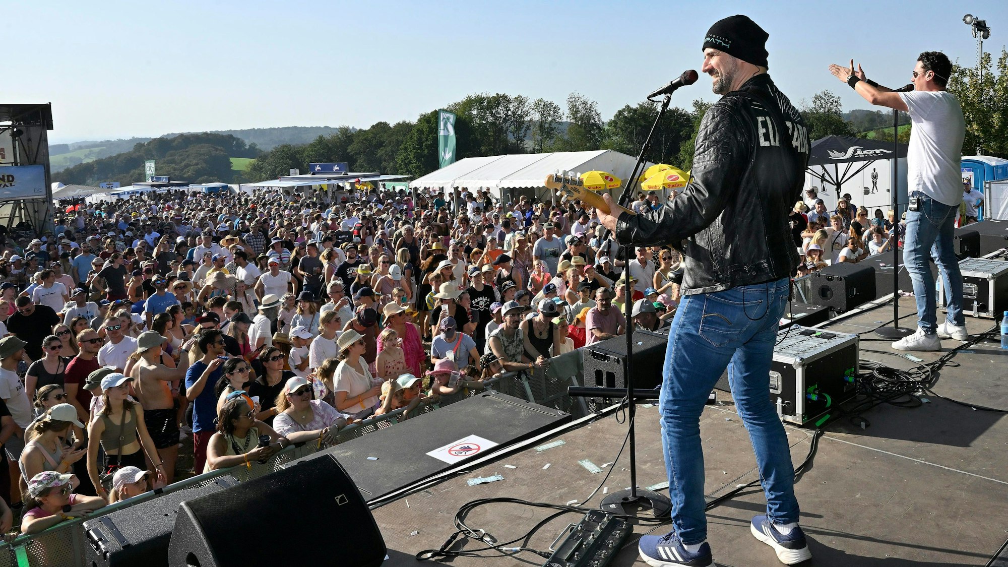 Die Band Eldorado steht auf der Bühne und spielt vor 5000 Besuchern auf dem Freiluft-Festival-Gelände in Odenthal-Eikamp.