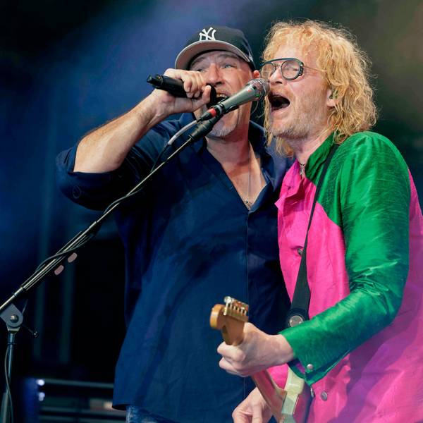 Sänger Kai Wingenfelder und Christof Stein-Schneider (Gitarre) von Fury in the Slaughterhouse im Kölner Tanzbrunnen.