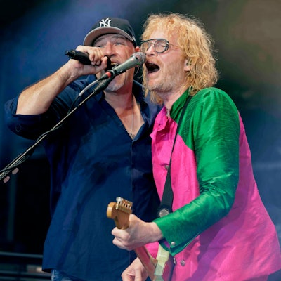 Sänger Kai Wingenfelder und Christof Stein-Schneider (Gitarre) von Fury in the Slaughterhouse im Kölner Tanzbrunnen.