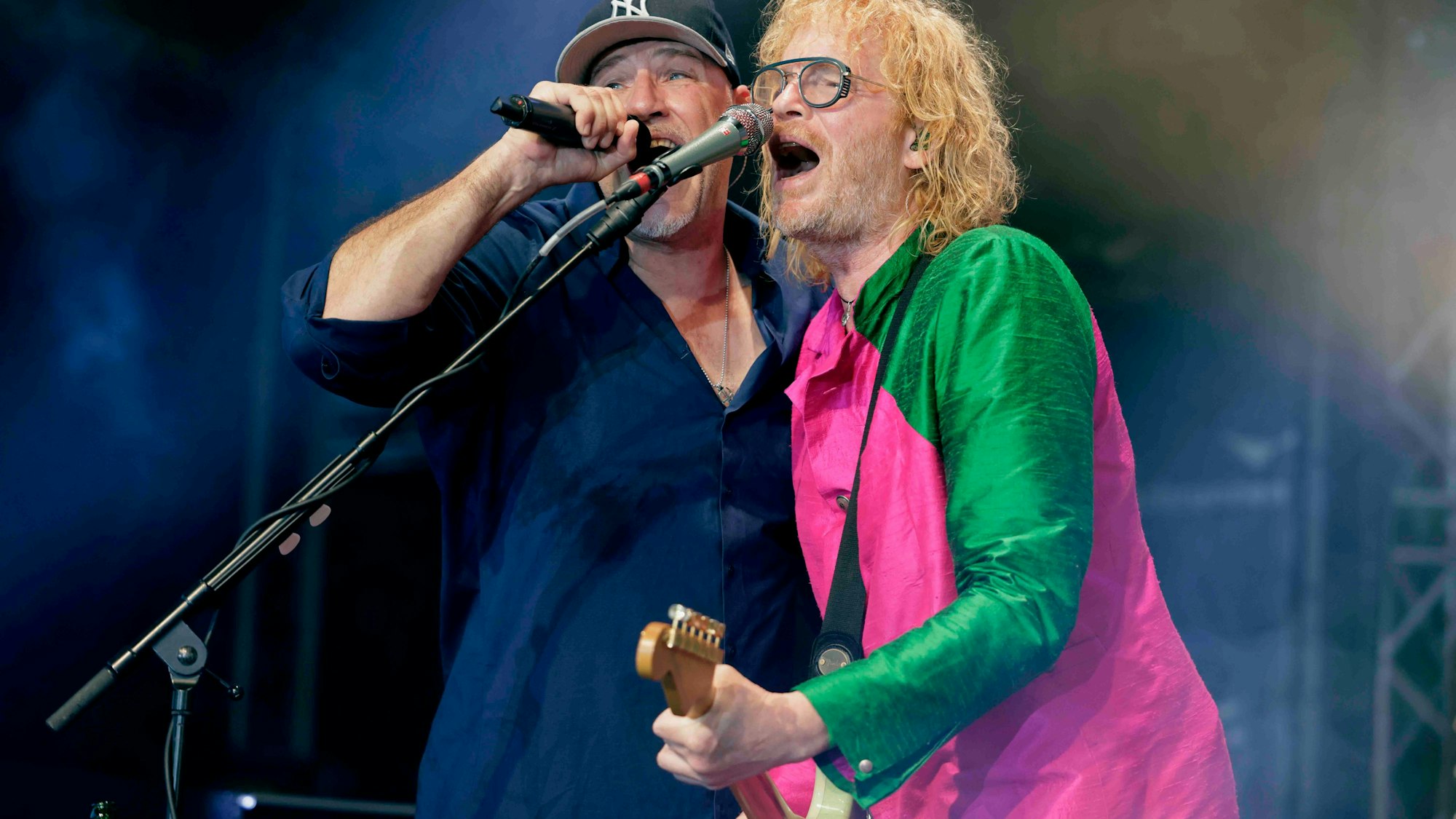 Sänger Kai Wingenfelder und Christof Stein-Schneider (Gitarre) von Fury in the Slaughterhouse im Kölner Tanzbrunnen.