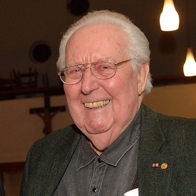 Ein älterer Mann schaut in die Kamera.