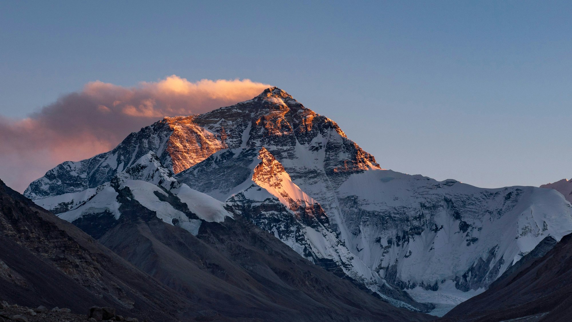 ARCHIV - 08.12.2018, China, Lhasa: Der Sonnenuntergang färbt den Gipfel des Mount Everest. 1953 standen erstmals Bergsteiger auf dem Dach der Welt. Seither hat sich im Bergsteiger-Business viel geändert. Der Aufstieg wurde einfacher - aber auch teurer. (zu dpa: 70 Jahre Erstbesteigung Mount Everest) Foto: Zhang Rufeng/XinHua/dpa +++ dpa-Bildfunk +++