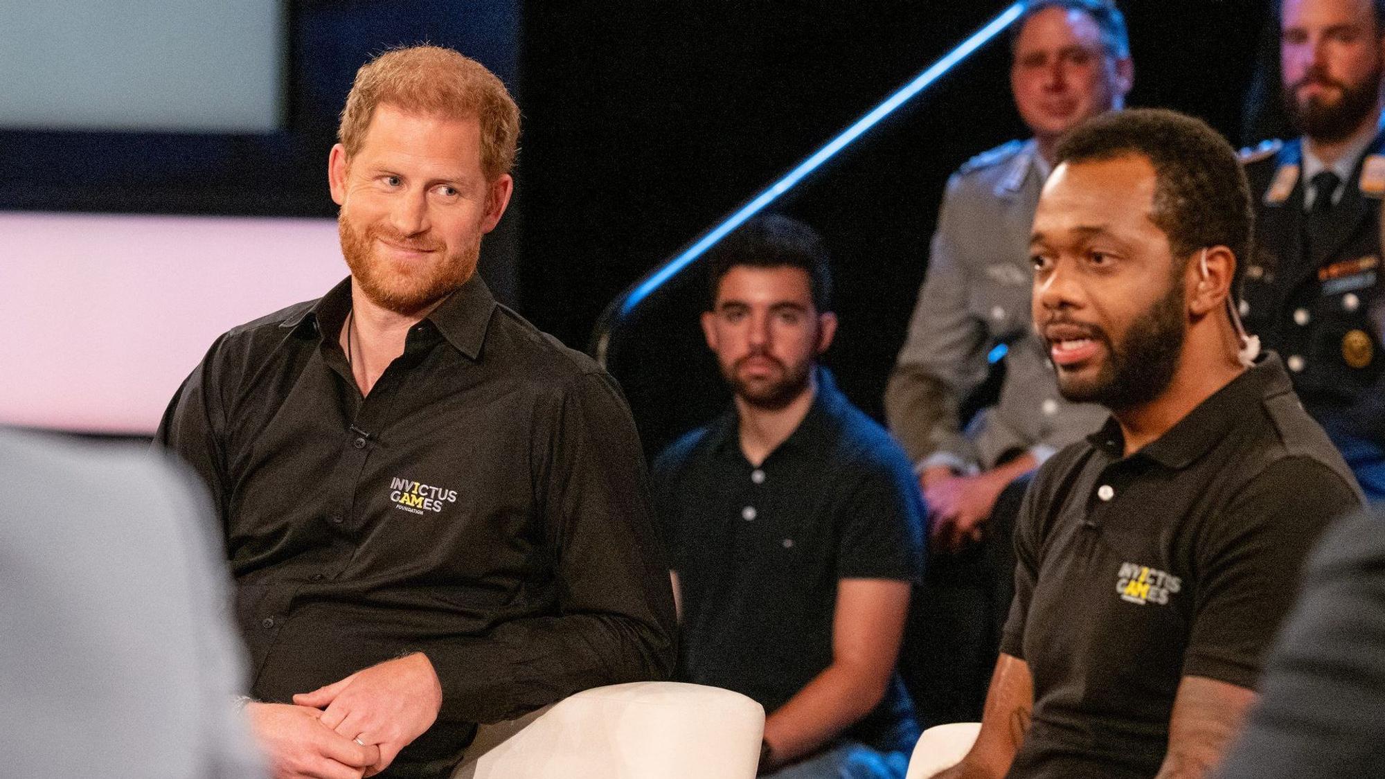Die vom ZDF zur Verfügung gestellte Aufnahme zeigt Prinz Harry und Angelo Anderson zu Gast in der Fernsehsendung das „aktuelle sportstudio“.