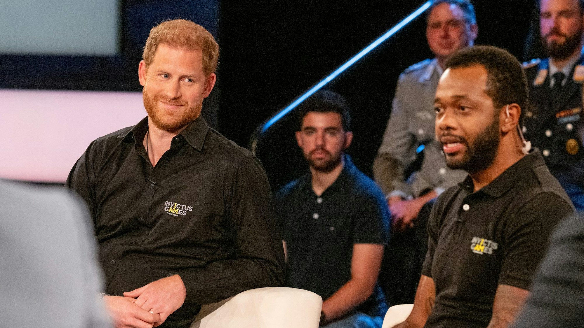 Die vom ZDF zur Verfügung gestellte Aufnahme zeigt Prinz Harry und Angelo Anderson zu Gast in der Fernsehsendung das „aktuelle sportstudio“.