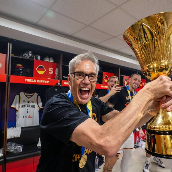 Trainer Gordon Herbert hält den Pokal in die Höhe