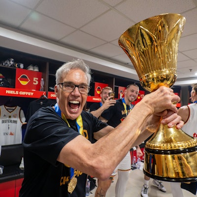 Trainer Gordon Herbert hält den Pokal in die Höhe