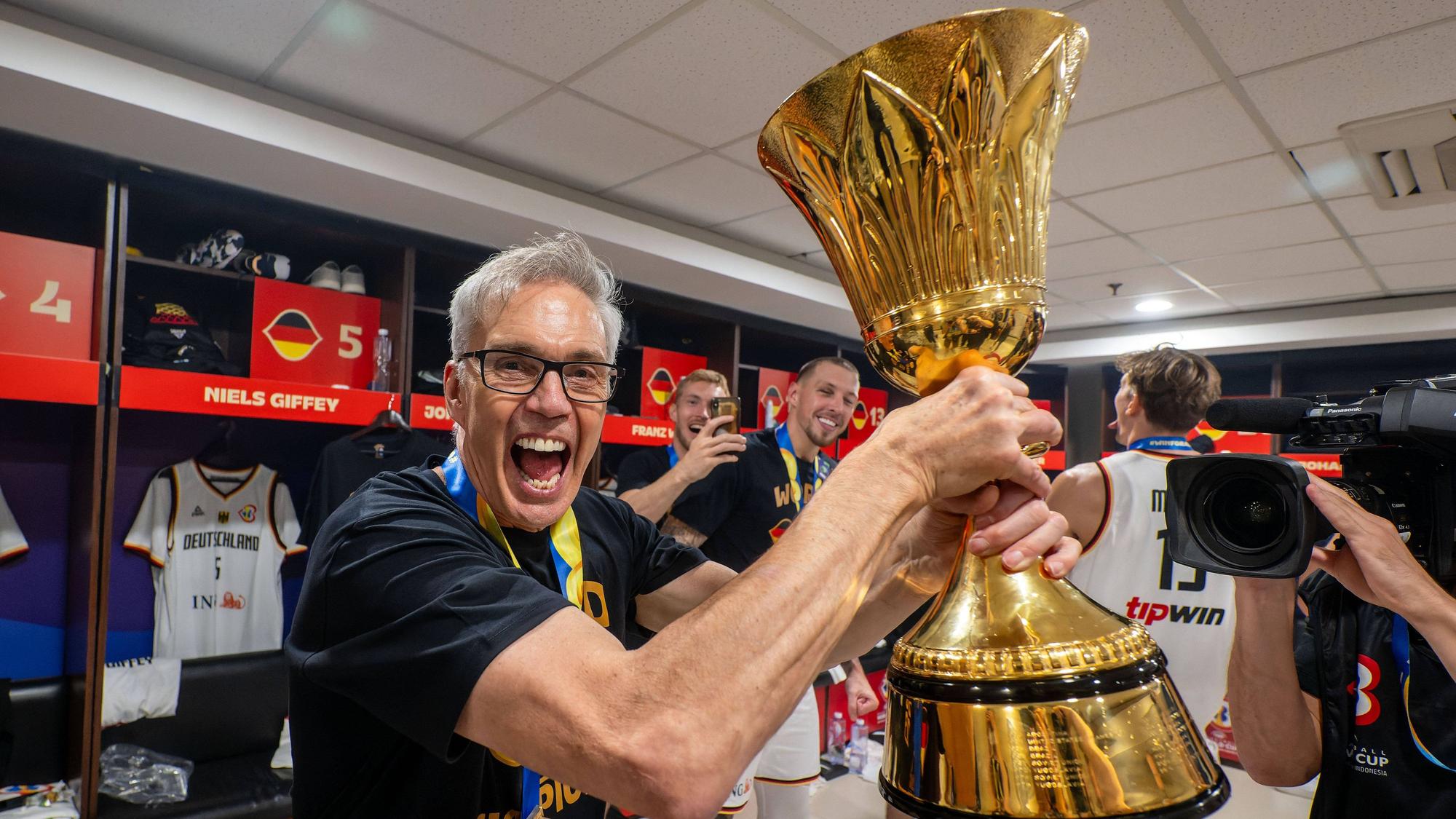 Trainer Gordon Herbert hält den Pokal in die Höhe