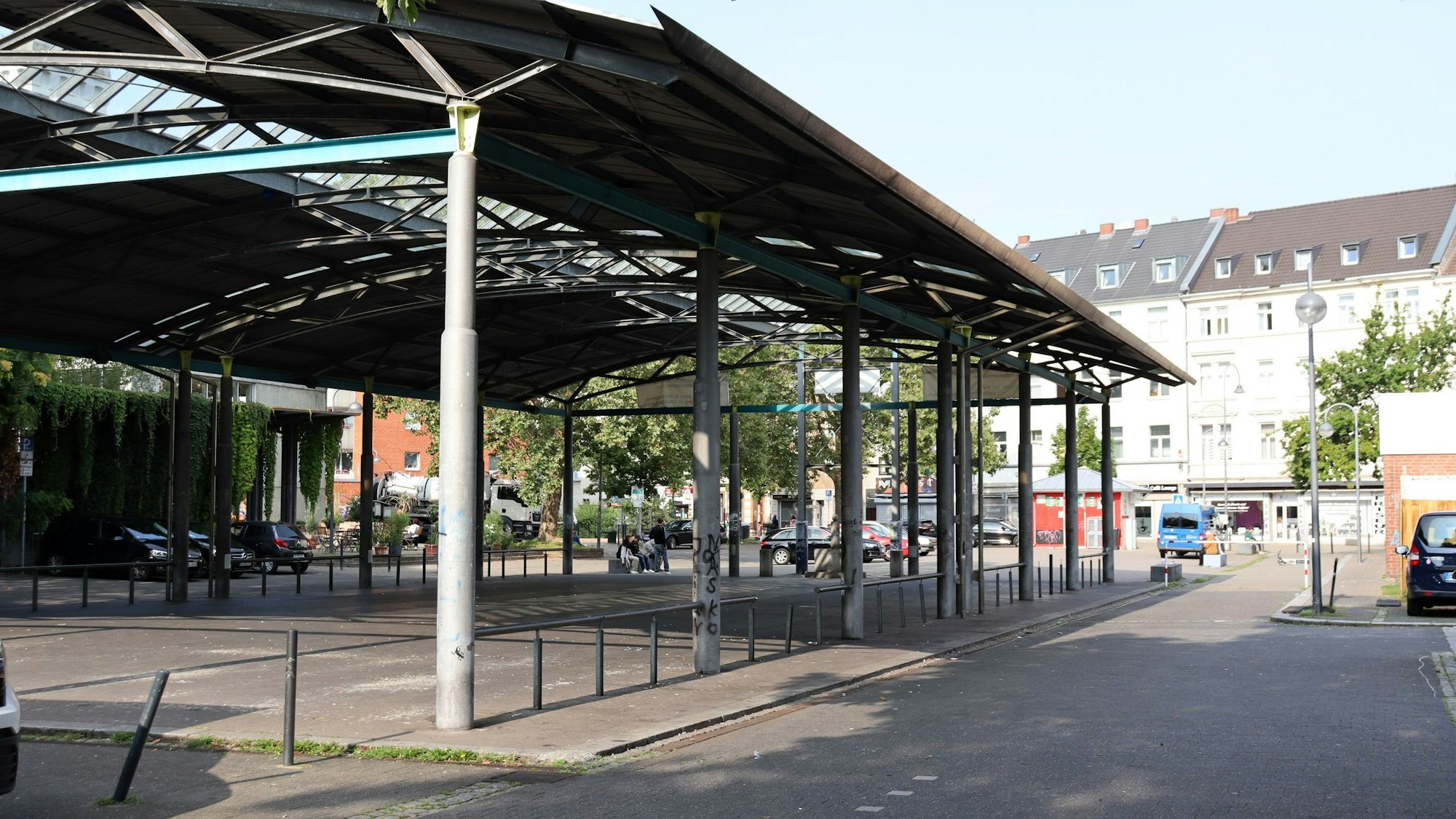 Ein überdachter Platz ist zu sehen.