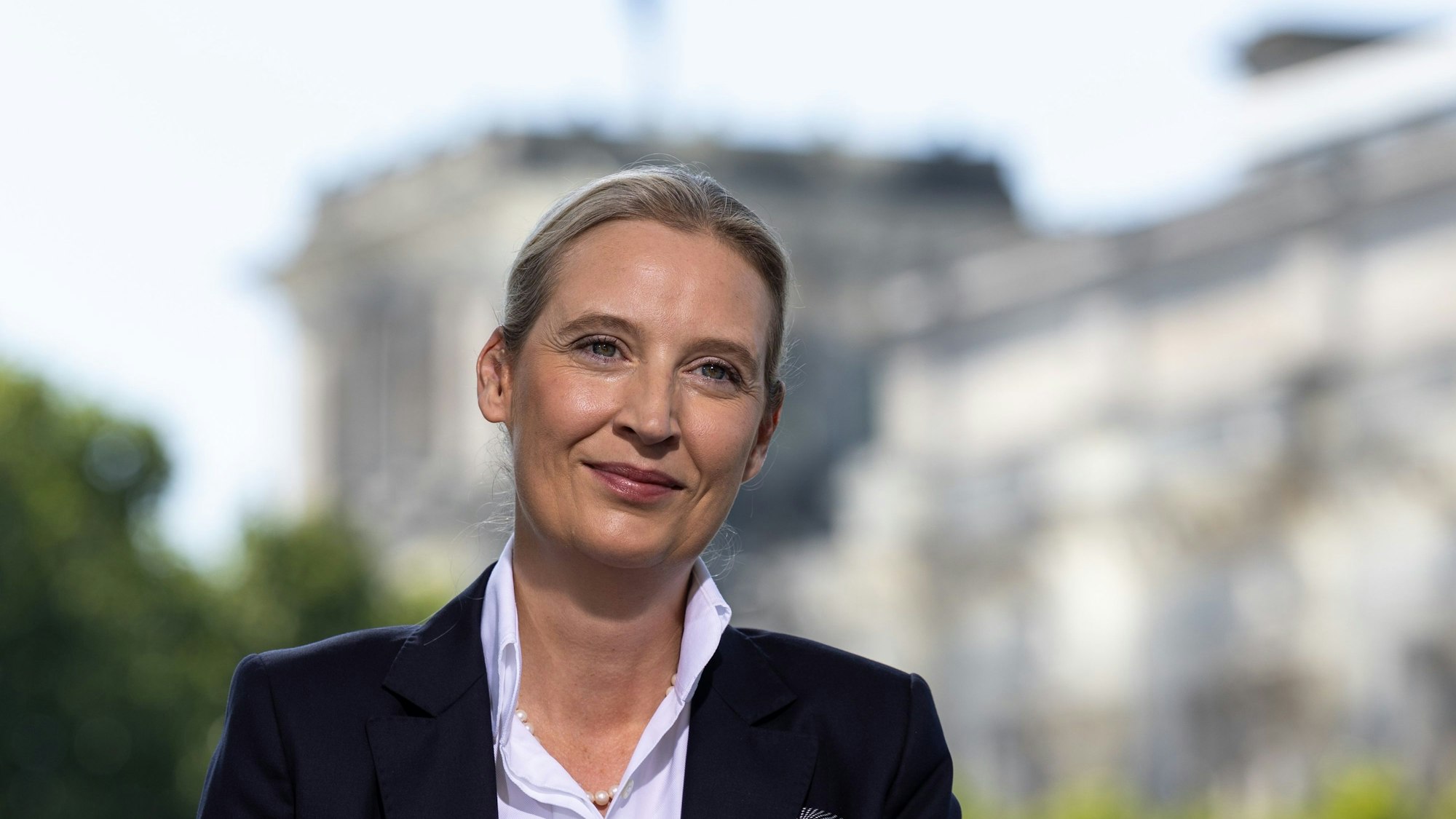 10.09.2023, Berlin: Alice Weidel (AfD), Bundesparteivorsitzende, lächelt beim ARD-Sommerinterview das im «Bericht aus Berlin» gesendet wird. Foto: Hannes Albert/dpa +++ dpa-Bildfunk +++