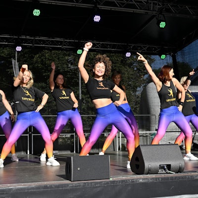 Das Foto zeigt Tänzer auf der Bühne des Stadt- und Kulturfestes 2023.