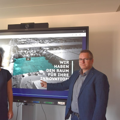 Das Bild zeigt Bürgermeister Sascha Solbach sowie Sarah-Kristin Röder und Jens Tempelmann von der städtischen Wirtschaftsförderung.