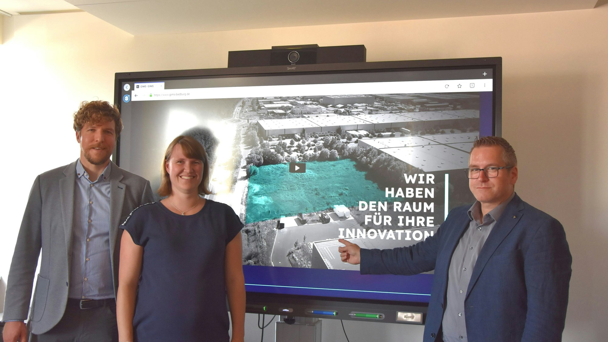 Das Bild zeigt Bürgermeister Sascha Solbach sowie Sarah-Kristin Röder und Jens Tempelmann von der städtischen Wirtschaftsförderung.