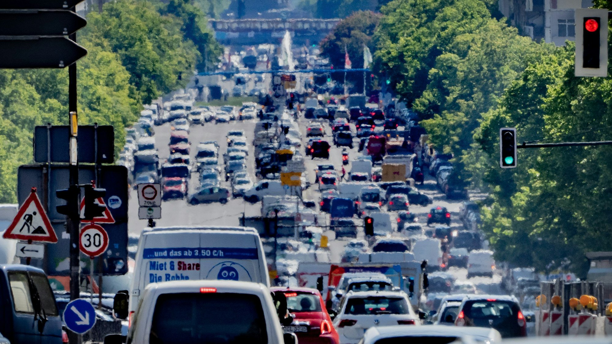 Autos, LKW und Lieferfahrzeuge fahren auf dem Kaiserdamm in Berlin stadteinwärts.